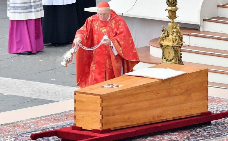 Papa Bento XVI É Sepultado No Vaticano