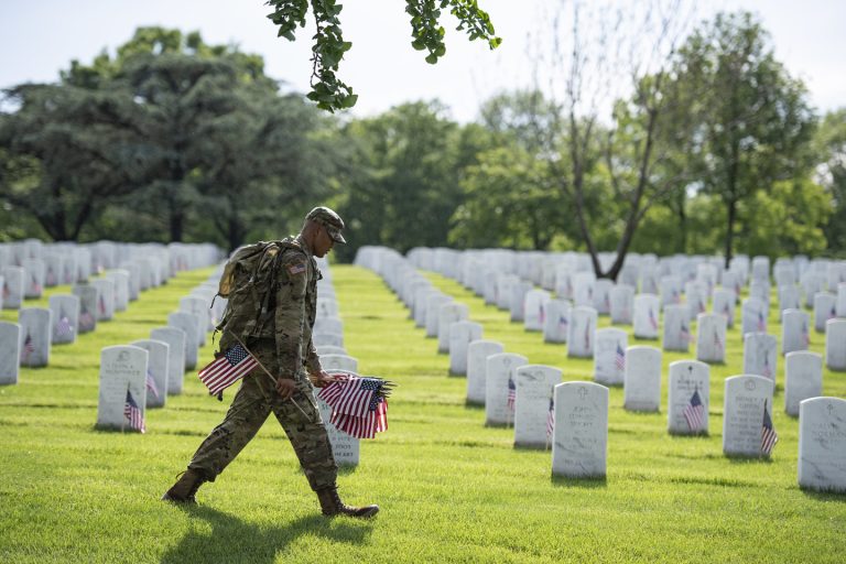 Americanos Colocam O Pé Na Estrada Neste Memorial Day