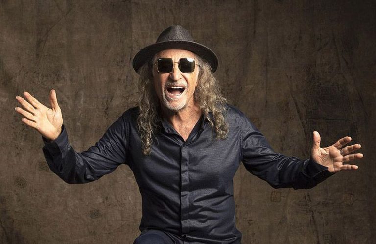 “Pelas Ruas Que Andei” – A biography of Alceu Valença