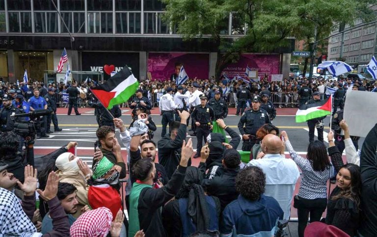 Apoiadores De Israel E Manifestantes Pró-Palestina Trocam Ameaças Em NY