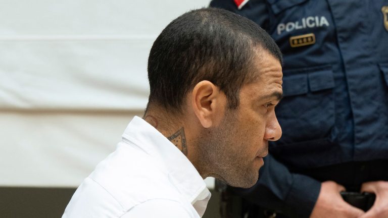 Dani Alves É Condenado A Quatro Anos E Meio De Prisão Por Agressão Sexual