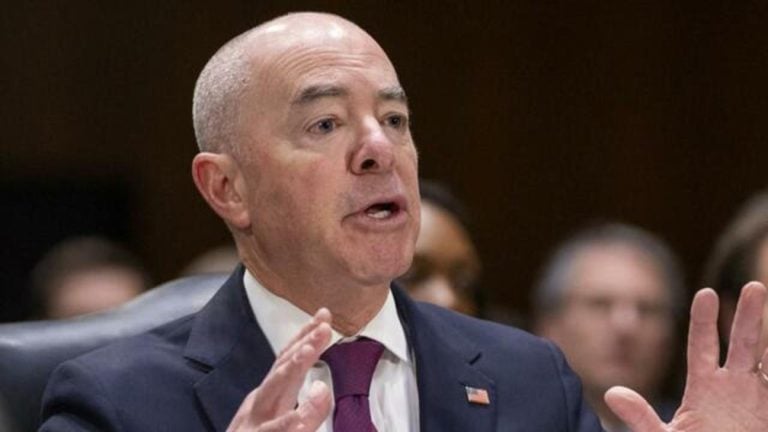 Secretário Responsável Pelas Fronteiras Dos EUA Sofre Impeachment Na Câmara