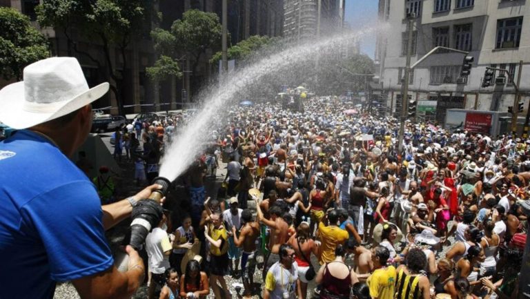 Calor Não Impede Foliões De Lotarem As Ruas Do Rio De Janeiro