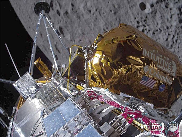 EUA Pousam Espaçonave Na Lua Pela Primeira Vez Desde 1972