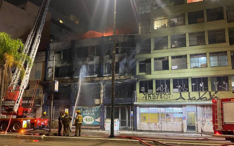 Incêndio Em Pousada De Porto Alegre, Sul Do Brasil, Deixa Pelo Menos 10 Mortos