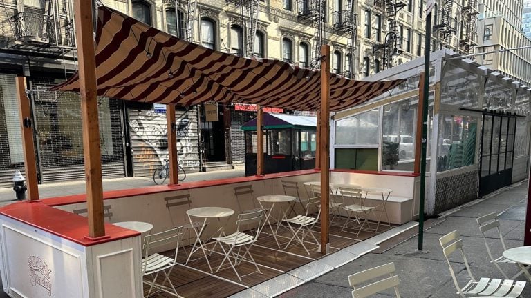 Resturantes Em NYC Terão Que Se Adaptar A Novas Regras Para Oferecer Refeições Ao Ar Livre