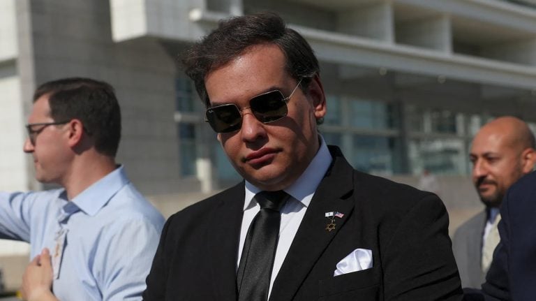 Ex-deputado George Santos se declara culpado de acusações federais e deve ir para a prisão