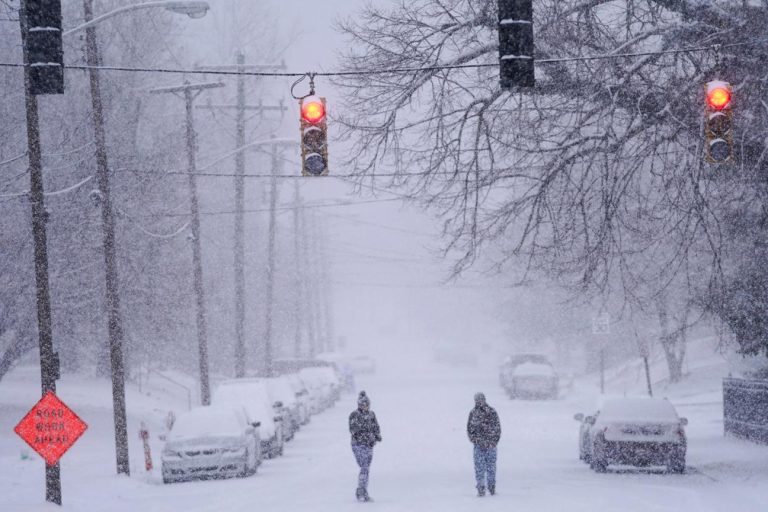 Tempestade De Neve Cancela Mais De Mil Voos E Atrasa Centenas De Outros Nos EUA