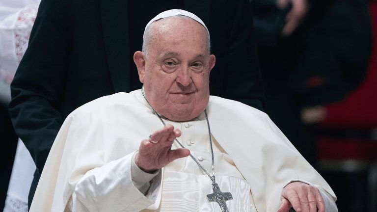 Papa Francisco Está Em Estado Crítico Com Pneumonia E Problemas Renais, Diz Vaticano