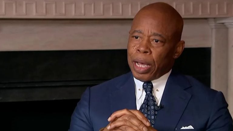 O Caso Do Prefeito De New York City Protegido De Trump E Pressionado Para Renunciar