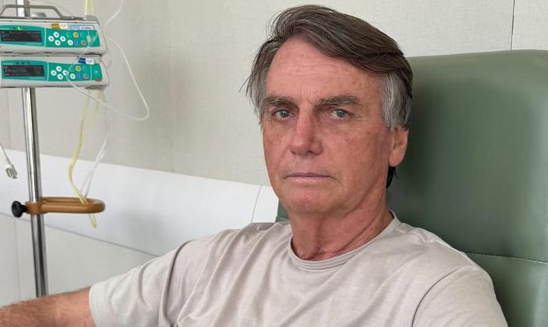 Jair Bolsonaro teve alta após três semanas internado em Brasília