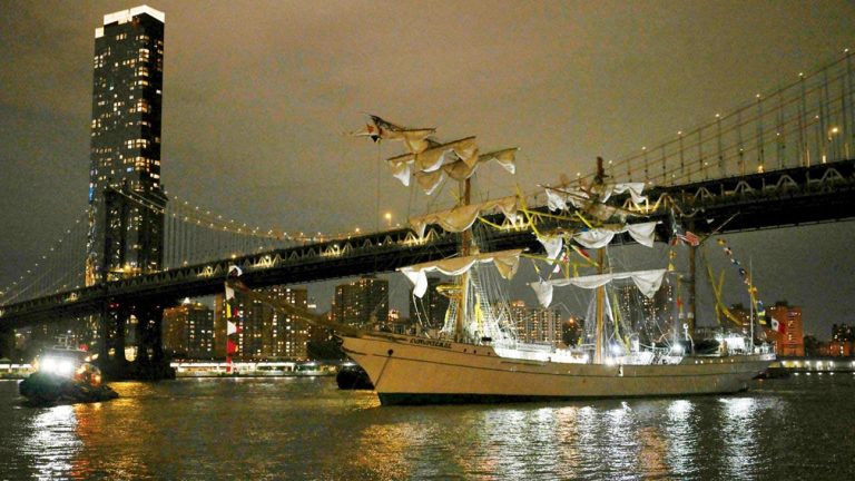 Navio da Marinha Mexicana colide com a Ponte do Brooklyn em Nova York