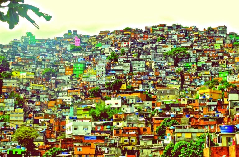 Área ocupada por favelas quase triplicou em 40 anos no Brasil